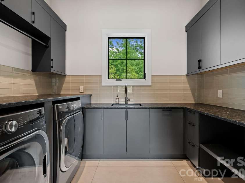 504 Hollow Trail, Asheville, NC 28803.  MLS# CAR4396838, YatesRealty ID 32879. 