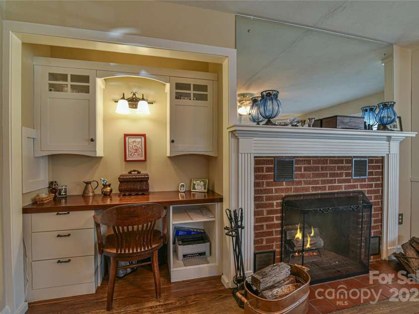 302 Montreat Road, Black Mountain, NC 28711.  MLS# CAR4234971, YatesRealty ID 3288. Classic Built in Desk
