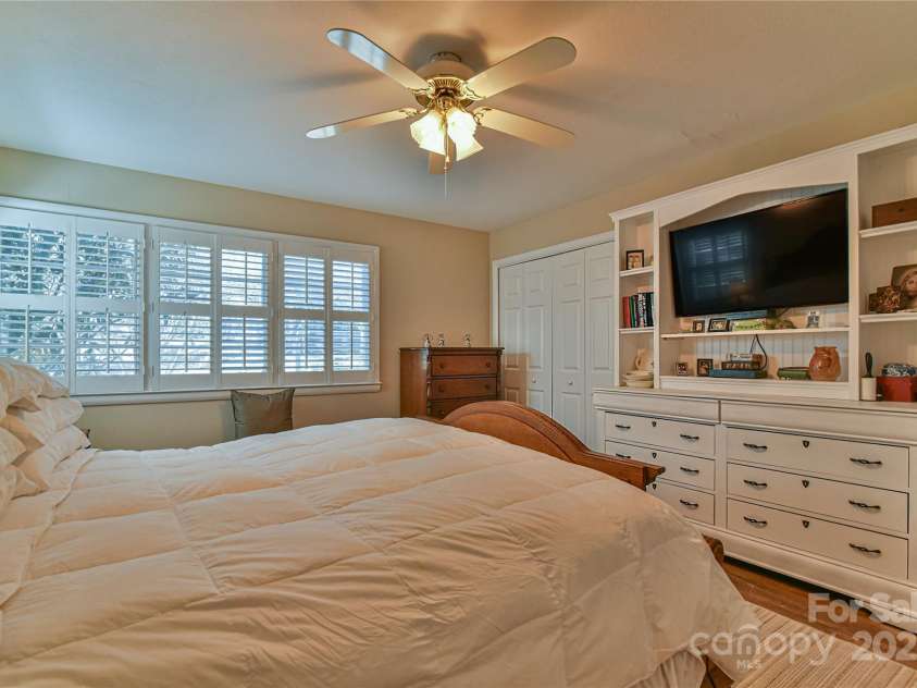 302 Montreat Road, Black Mountain, NC 28711.  MLS# CAR4234971, YatesRealty ID 3288. TV Wall Mount Conveys