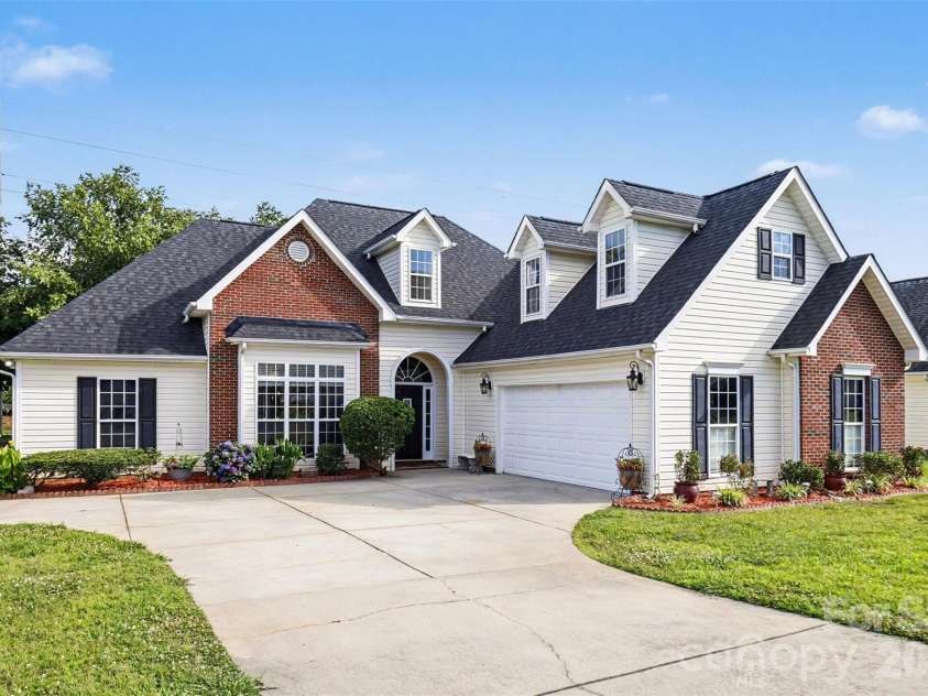 2024 Galena Chase Drive, Indian Trail, NC 28079.  MLS# CAR4393718, YatesRealty ID 32881. 