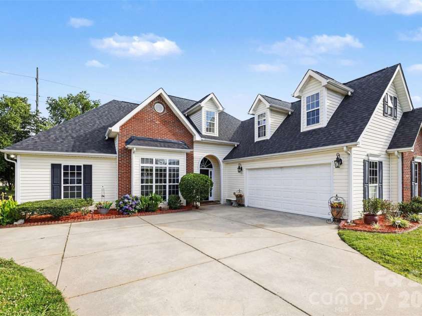 2024 Galena Chase Drive, Indian Trail, NC 28079.  MLS# CAR4393718, YatesRealty ID 32881. 