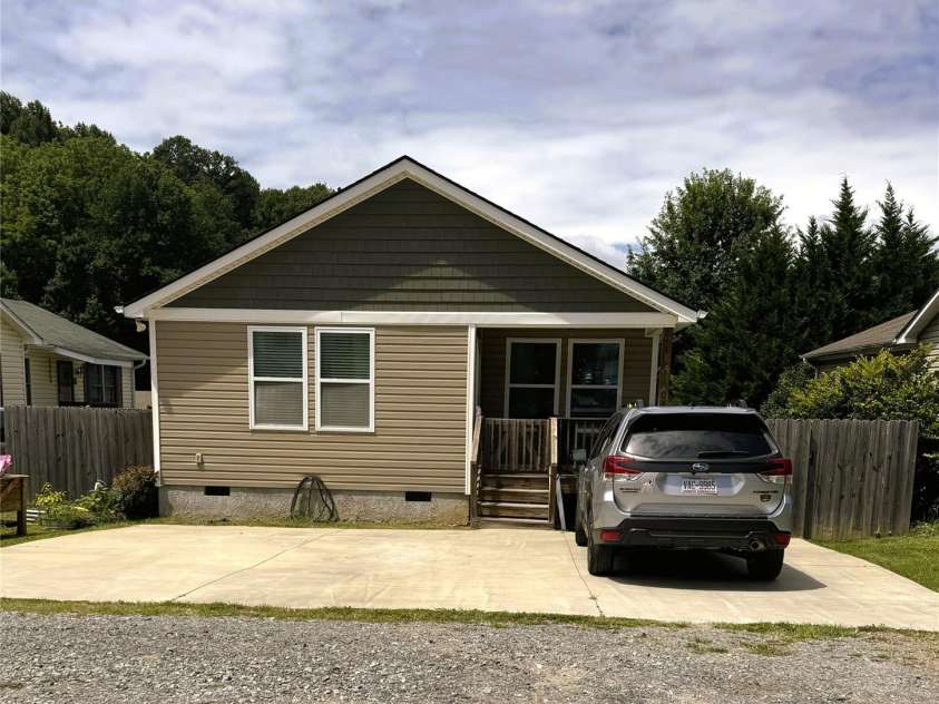 9 Half Moon Drive, Swannanoa, NC 28778.  MLS# CAR4289226, YatesRealty ID 32882. 