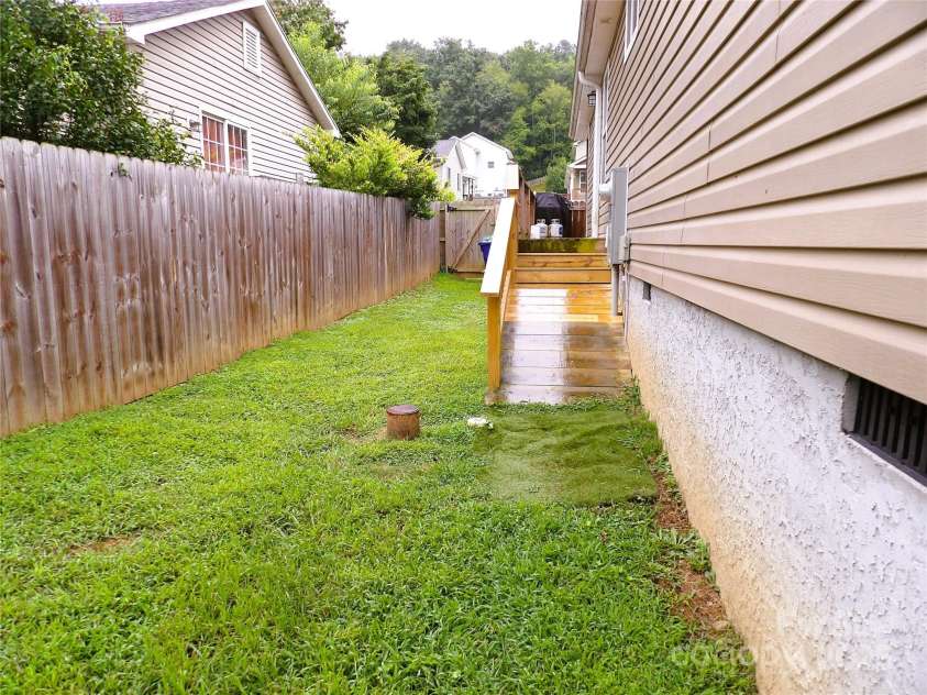 9 Half Moon Drive, Swannanoa, NC 28778.  MLS# CAR4289226, YatesRealty ID 32882. Side yard with privacy fence