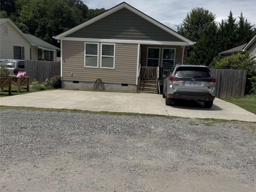 9 Half Moon Drive, Swannanoa, NC 28778.  MLS# CAR4289226, YatesRealty ID 32882. Welcome Home!