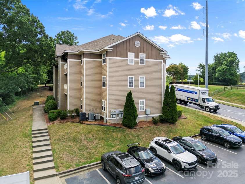 9909 Campus Walk Lane, Charlotte, NC 28262.  MLS# CAR4286244, YatesRealty ID 32884. 