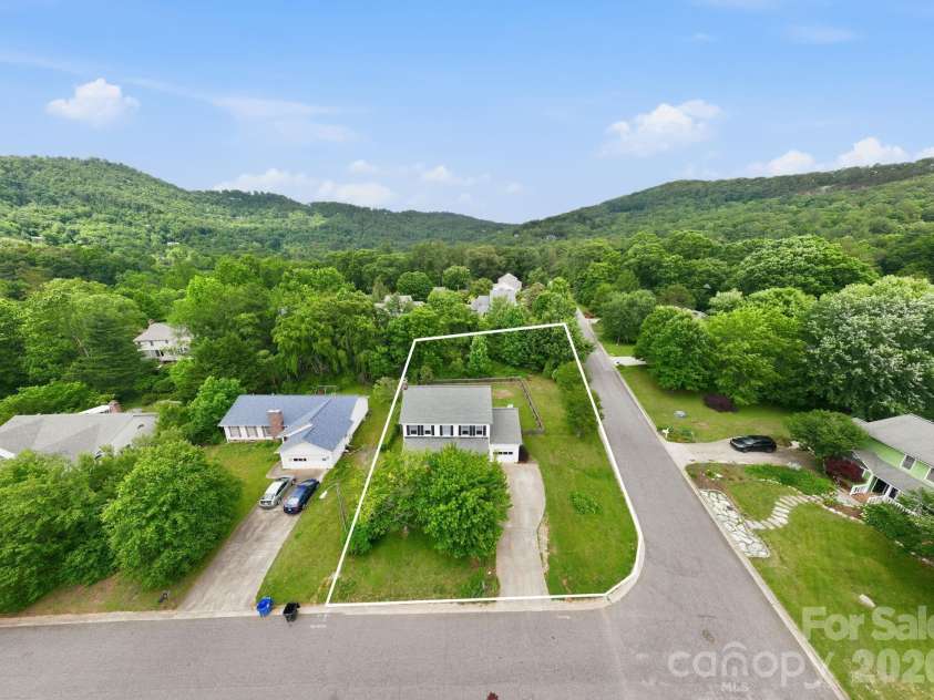 16 Trappers Run Drive, Asheville, NC 28805.  MLS# CAR4385728, YatesRealty ID 32885. 