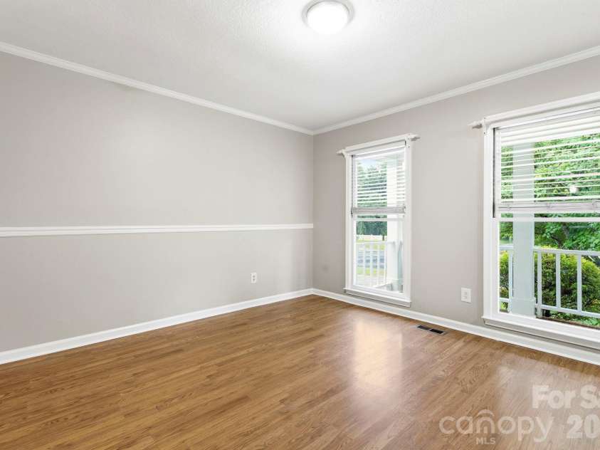 16 Trappers Run Drive, Asheville, NC 28805.  MLS# CAR4385728, YatesRealty ID 32885. Dinning room