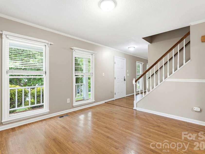 16 Trappers Run Drive, Asheville, NC 28805.  MLS# CAR4385728, YatesRealty ID 32885. Dinning room