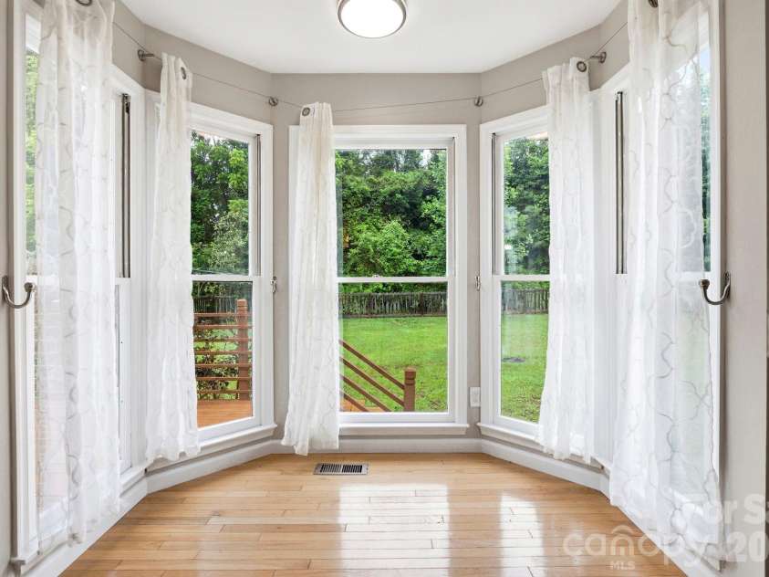 16 Trappers Run Drive, Asheville, NC 28805.  MLS# CAR4385728, YatesRealty ID 32885. Eat in kitchen