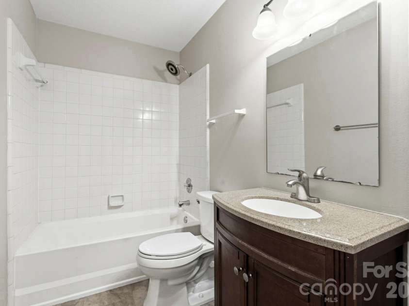 16 Trappers Run Drive, Asheville, NC 28805.  MLS# CAR4385728, YatesRealty ID 32885. Full bathroom upper level