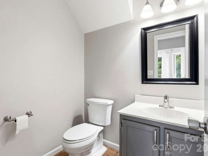 16 Trappers Run Drive, Asheville, NC 28805.  MLS# CAR4385728, YatesRealty ID 32885. Half bathroom on main level