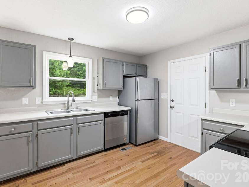 16 Trappers Run Drive, Asheville, NC 28805.  MLS# CAR4385728, YatesRealty ID 32885. Kitchen
