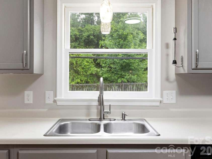 16 Trappers Run Drive, Asheville, NC 28805.  MLS# CAR4385728, YatesRealty ID 32885. Kitchen