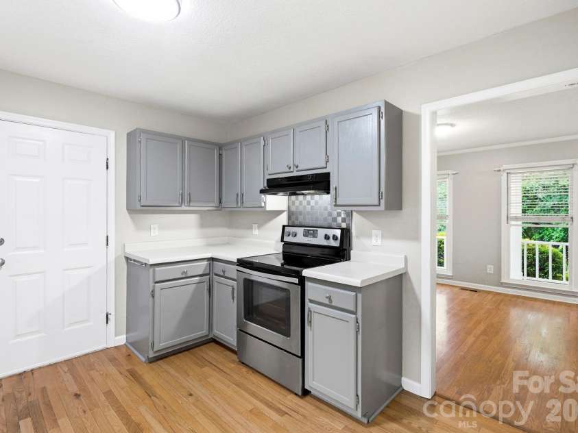 16 Trappers Run Drive, Asheville, NC 28805.  MLS# CAR4385728, YatesRealty ID 32885. Kitchen
