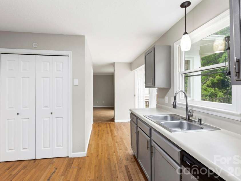 16 Trappers Run Drive, Asheville, NC 28805.  MLS# CAR4385728, YatesRealty ID 32885. Kitchen with pantry