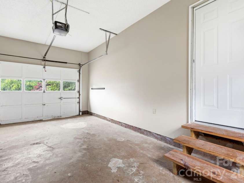 16 Trappers Run Drive, Asheville, NC 28805.  MLS# CAR4385728, YatesRealty ID 32885. One car garage