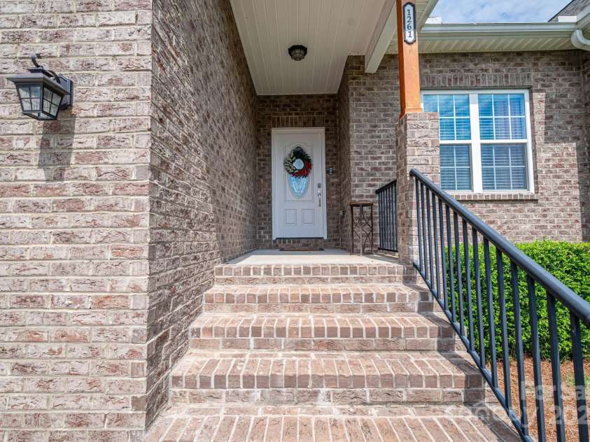 1261 10th Street Place, Hickory, NC 28601.  MLS# CAR4291263, YatesRealty ID 32886. 