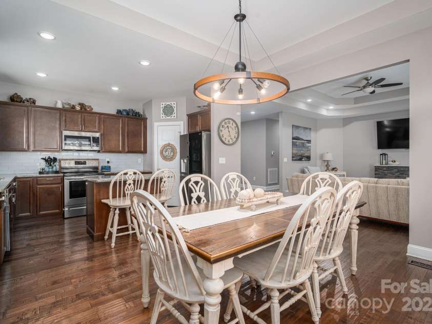 1261 10th Street Place, Hickory, NC 28601.  MLS# CAR4291263, YatesRealty ID 32886. 