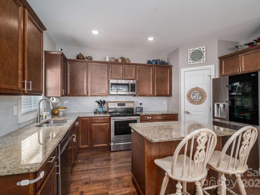 1261 10th Street Place, Hickory, NC 28601.  MLS# CAR4291263, YatesRealty ID 32886. 