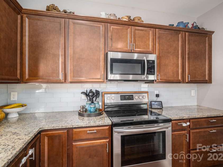 1261 10th Street Place, Hickory, NC 28601.  MLS# CAR4291263, YatesRealty ID 32886. 