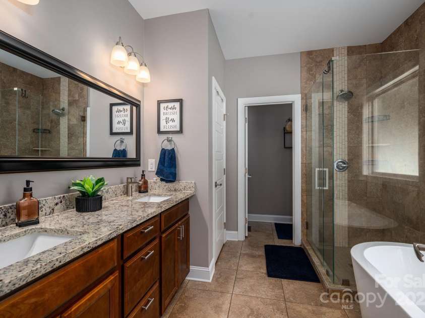 1261 10th Street Place, Hickory, NC 28601.  MLS# CAR4291263, YatesRealty ID 32886. 