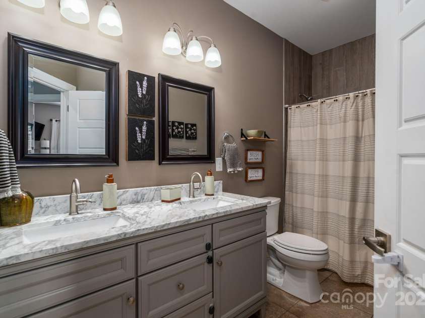 1261 10th Street Place, Hickory, NC 28601.  MLS# CAR4291263, YatesRealty ID 32886. 