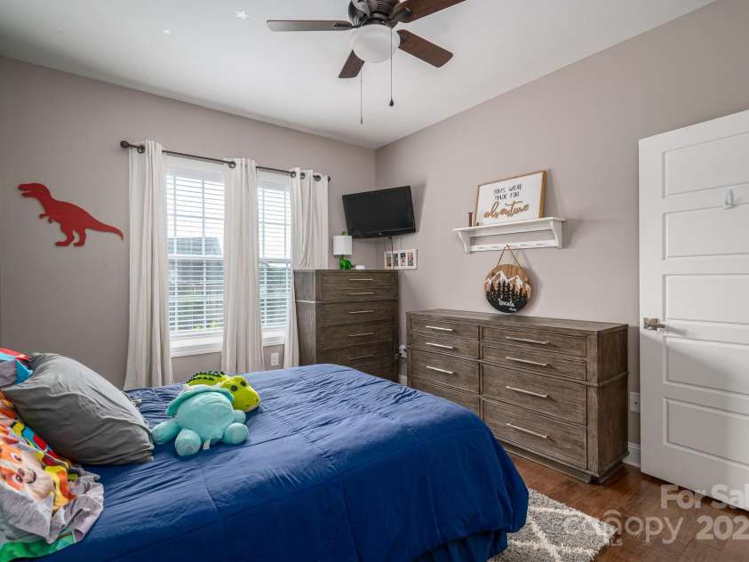 1261 10th Street Place, Hickory, NC 28601.  MLS# CAR4291263, YatesRealty ID 32886. 