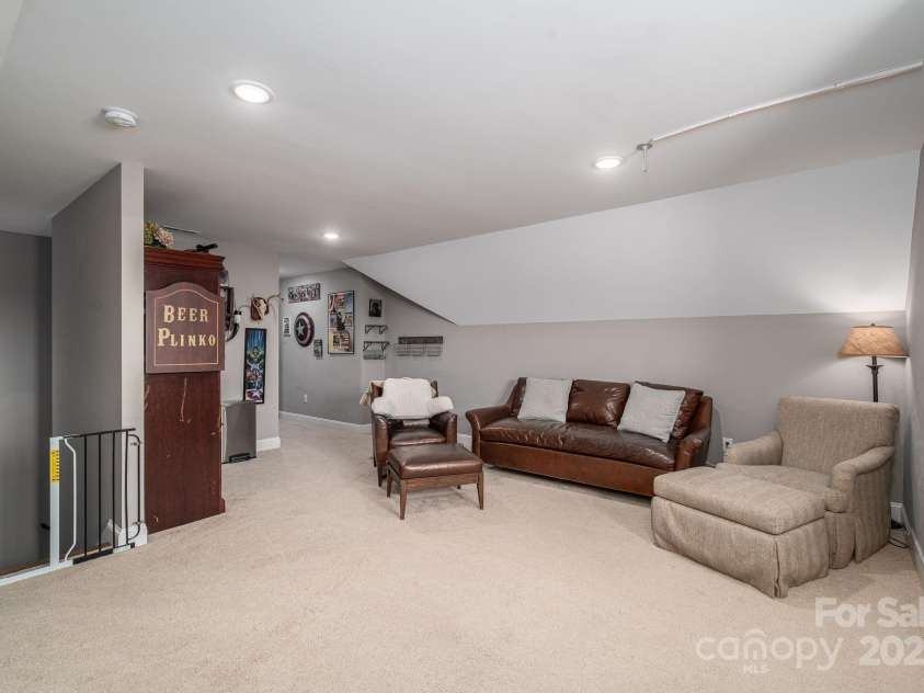 1261 10th Street Place, Hickory, NC 28601.  MLS# CAR4291263, YatesRealty ID 32886. 