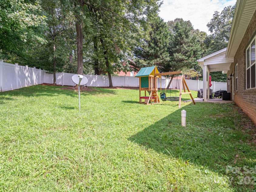 1261 10th Street Place, Hickory, NC 28601.  MLS# CAR4291263, YatesRealty ID 32886. 