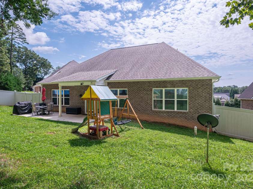 1261 10th Street Place, Hickory, NC 28601.  MLS# CAR4291263, YatesRealty ID 32886. 