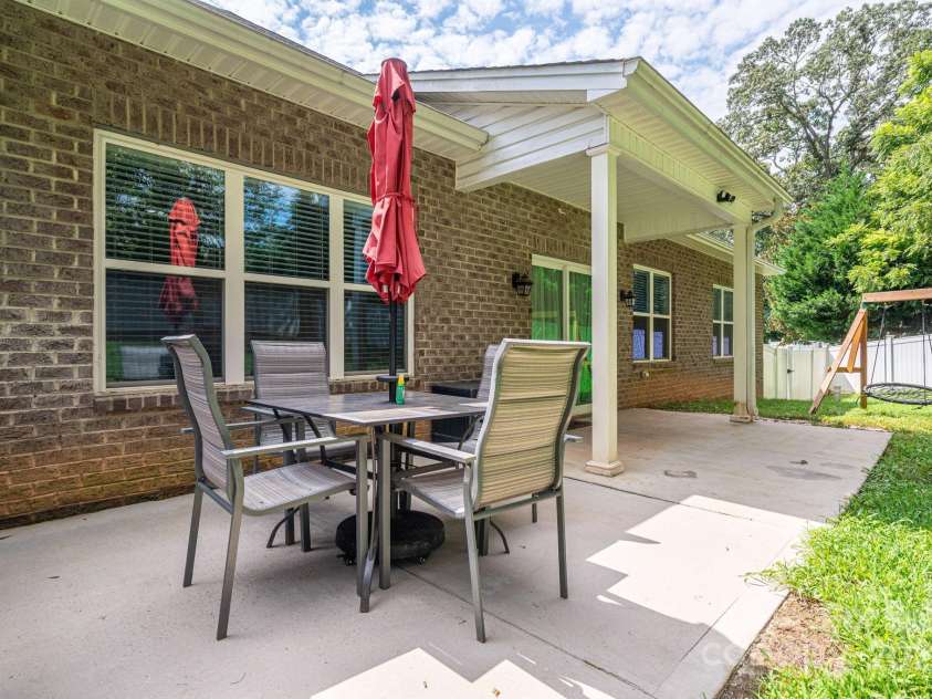 1261 10th Street Place, Hickory, NC 28601.  MLS# CAR4291263, YatesRealty ID 32886. 