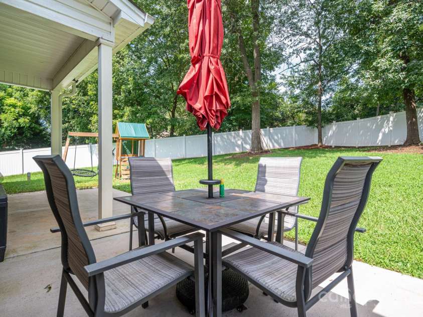 1261 10th Street Place, Hickory, NC 28601.  MLS# CAR4291263, YatesRealty ID 32886. 