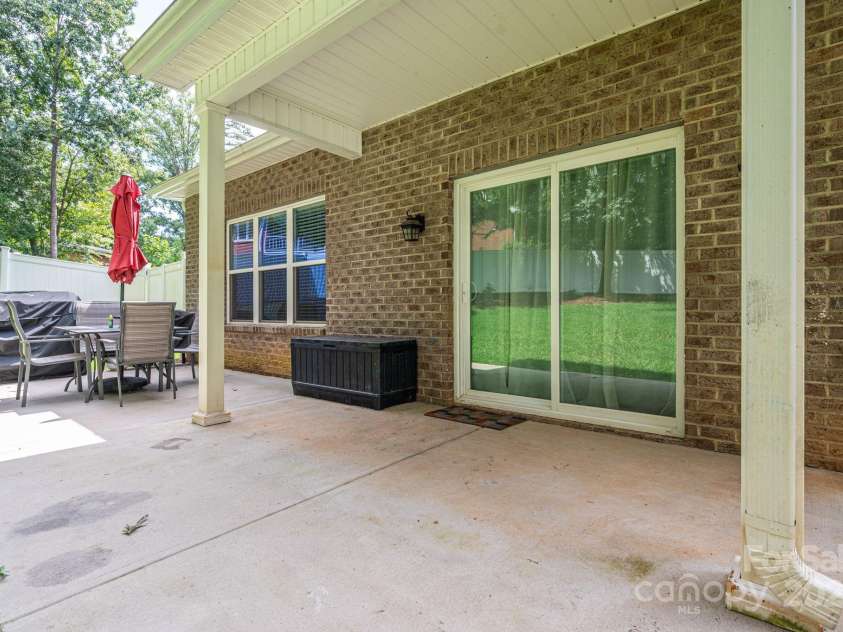 1261 10th Street Place, Hickory, NC 28601.  MLS# CAR4291263, YatesRealty ID 32886. 