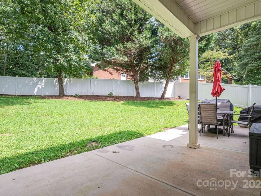 1261 10th Street Place, Hickory, NC 28601.  MLS# CAR4291263, YatesRealty ID 32886. 