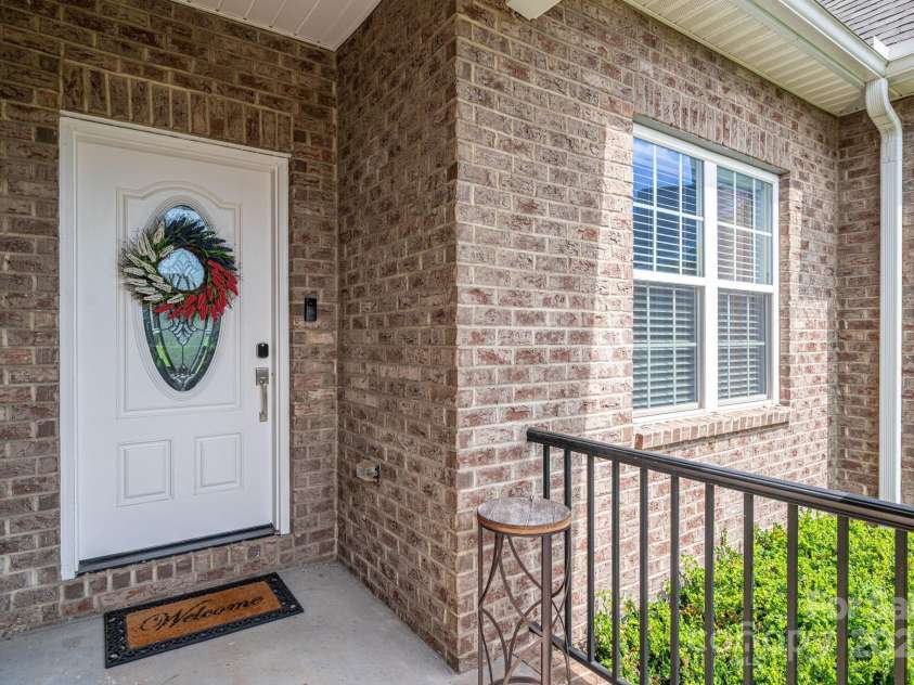 1261 10th Street Place, Hickory, NC 28601.  MLS# CAR4291263, YatesRealty ID 32886. 