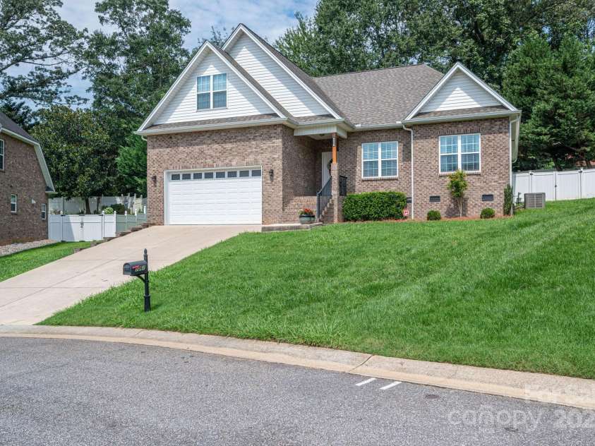 1261 10th Street Place, Hickory, NC 28601.  MLS# CAR4332017, YatesRealty ID 32886. 