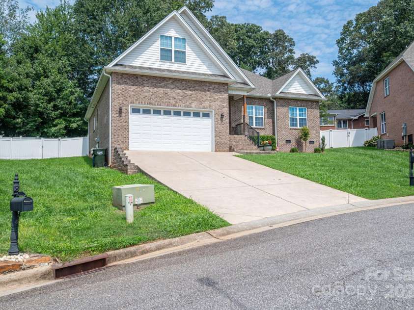 1261 10th Street Place, Hickory, NC 28601.  MLS# CAR4332017, YatesRealty ID 32886. 