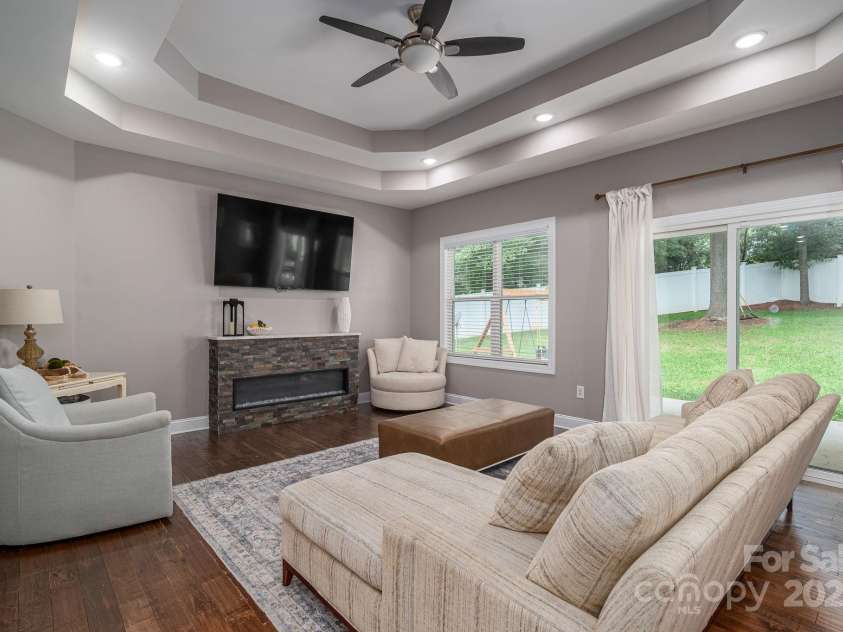 1261 10th Street Place, Hickory, NC 28601.  MLS# CAR4332017, YatesRealty ID 32886. 