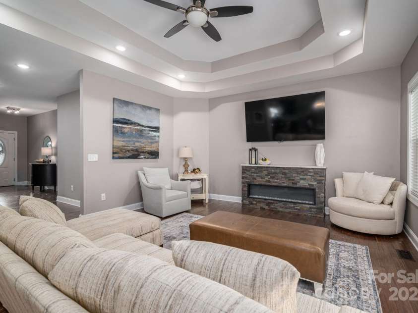 1261 10th Street Place, Hickory, NC 28601.  MLS# CAR4332017, YatesRealty ID 32886. 