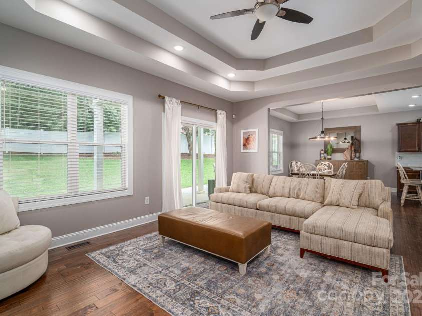 1261 10th Street Place, Hickory, NC 28601.  MLS# CAR4332017, YatesRealty ID 32886. 