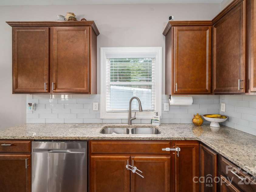 1261 10th Street Place, Hickory, NC 28601.  MLS# CAR4332017, YatesRealty ID 32886. 