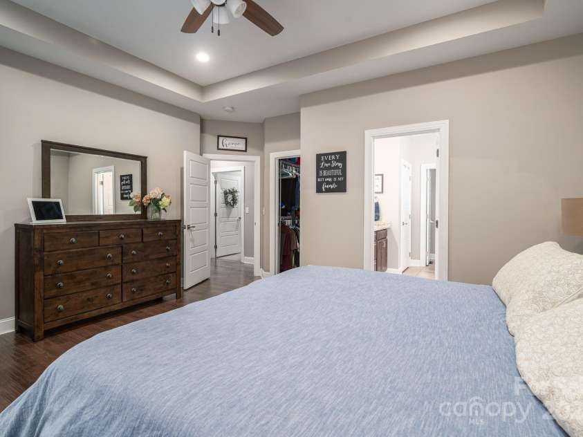 1261 10th Street Place, Hickory, NC 28601.  MLS# CAR4332017, YatesRealty ID 32886. 