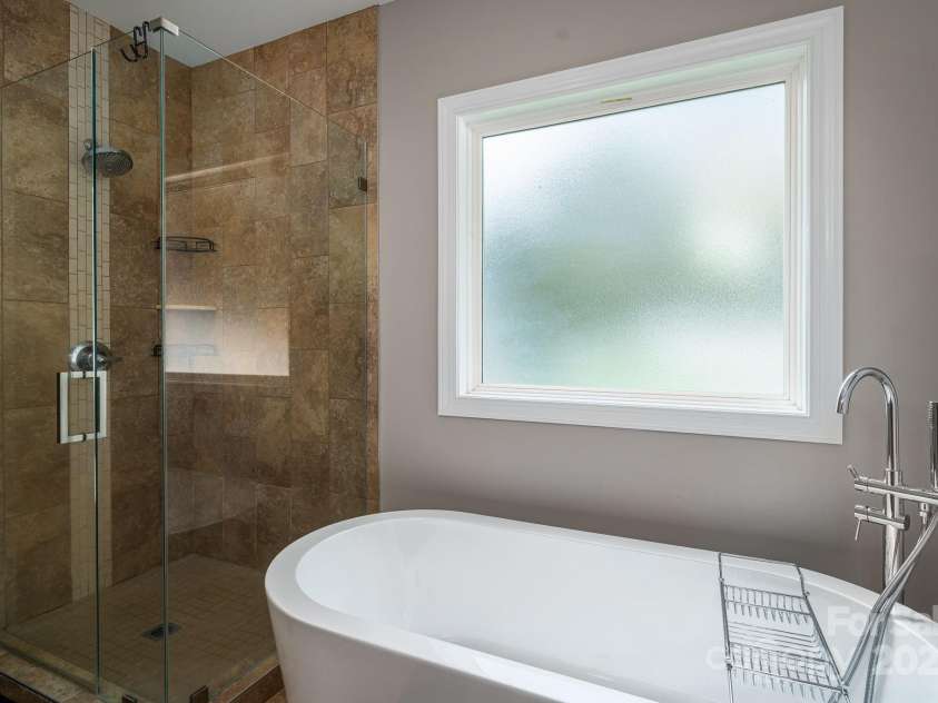 1261 10th Street Place, Hickory, NC 28601.  MLS# CAR4332017, YatesRealty ID 32886. 