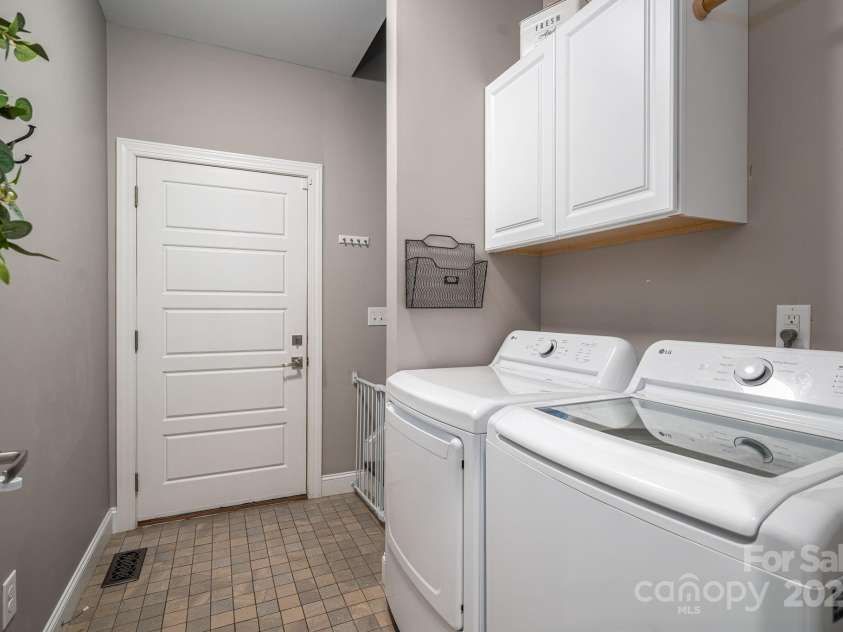 1261 10th Street Place, Hickory, NC 28601.  MLS# CAR4332017, YatesRealty ID 32886. 