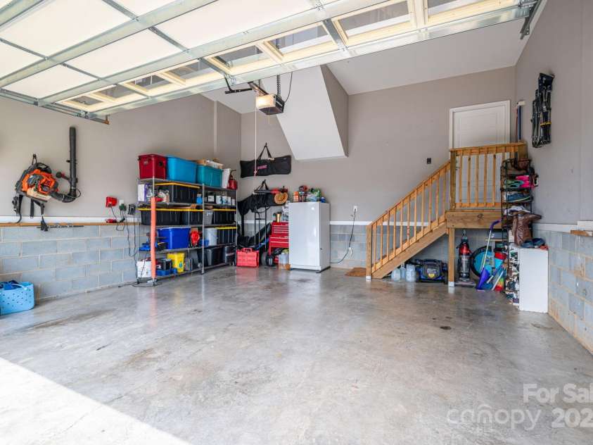 1261 10th Street Place, Hickory, NC 28601.  MLS# CAR4332017, YatesRealty ID 32886. 