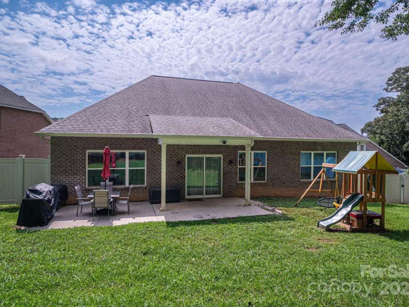 1261 10th Street Place, Hickory, NC 28601.  MLS# CAR4332017, YatesRealty ID 32886. 