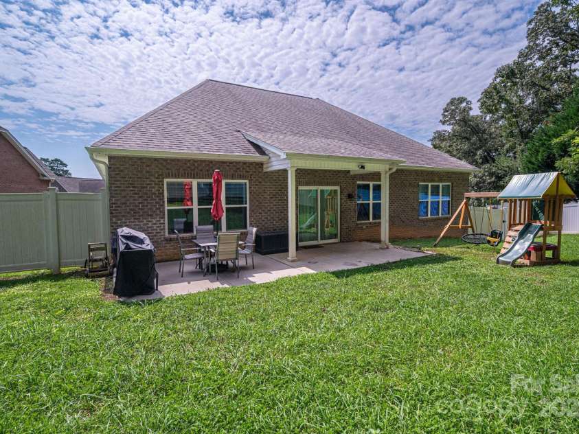 1261 10th Street Place, Hickory, NC 28601.  MLS# CAR4332017, YatesRealty ID 32886. 