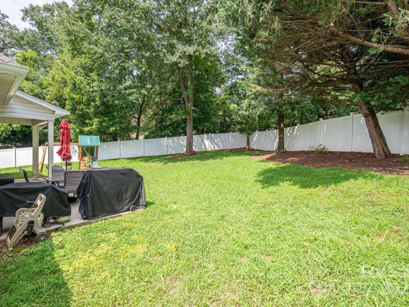 1261 10th Street Place, Hickory, NC 28601.  MLS# CAR4332017, YatesRealty ID 32886. 