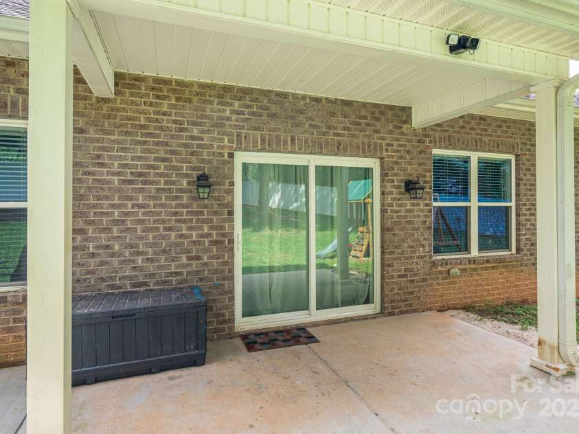 1261 10th Street Place, Hickory, NC 28601.  MLS# CAR4332017, YatesRealty ID 32886. 