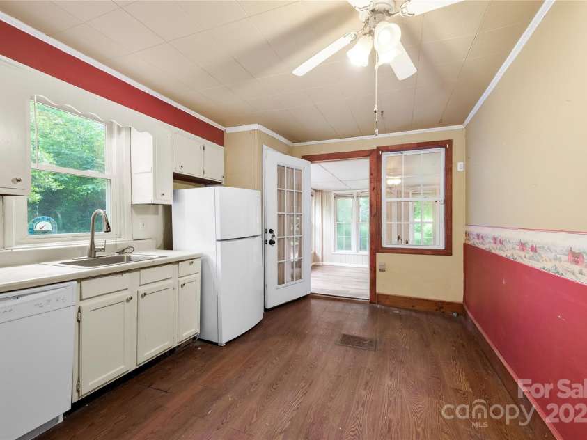 9 Arco Road, Asheville, NC 28805.  MLS# CAR4285788, YatesRealty ID 32888. 